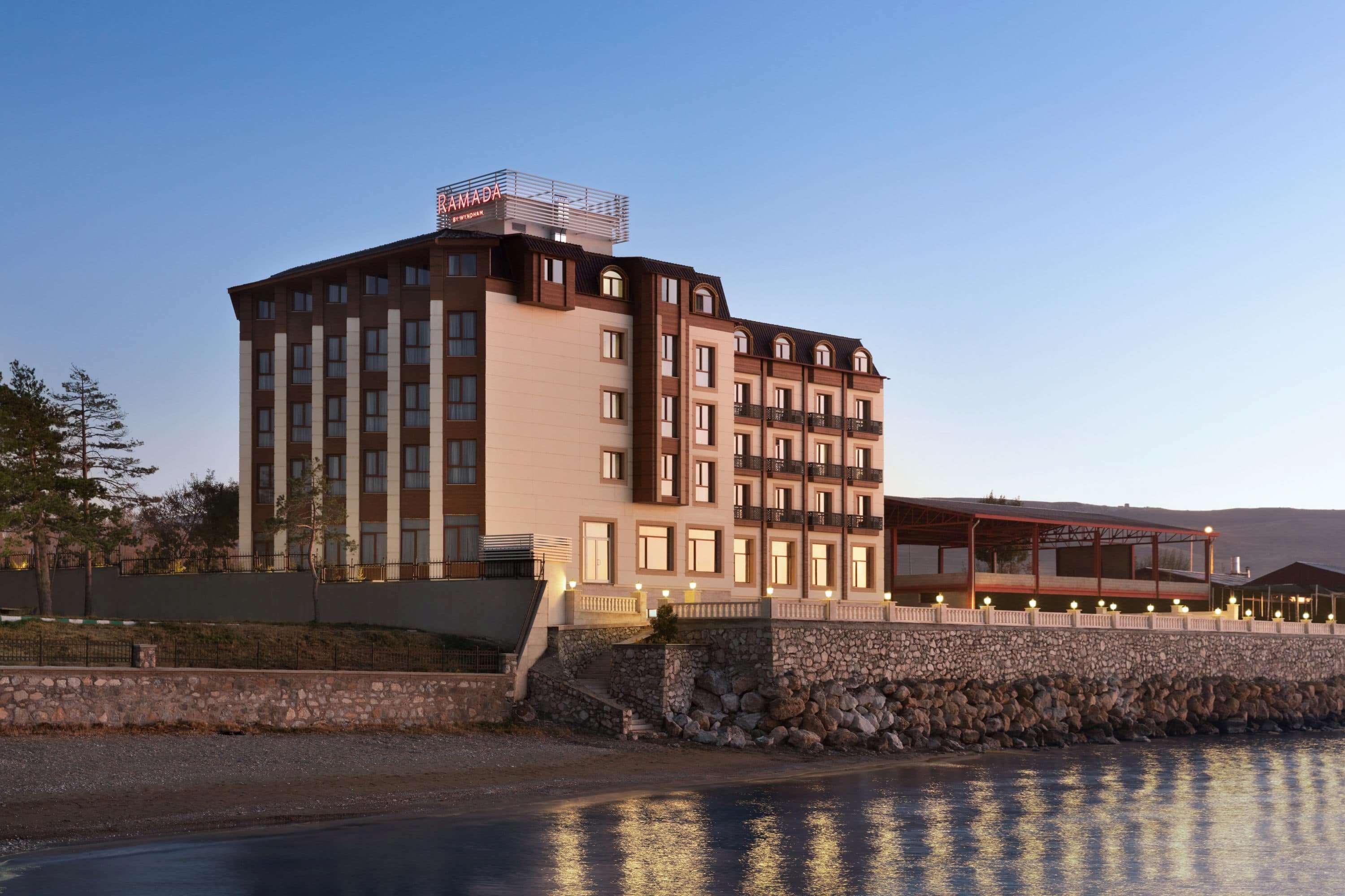 Ramada By Wyndham Van Exterior photo