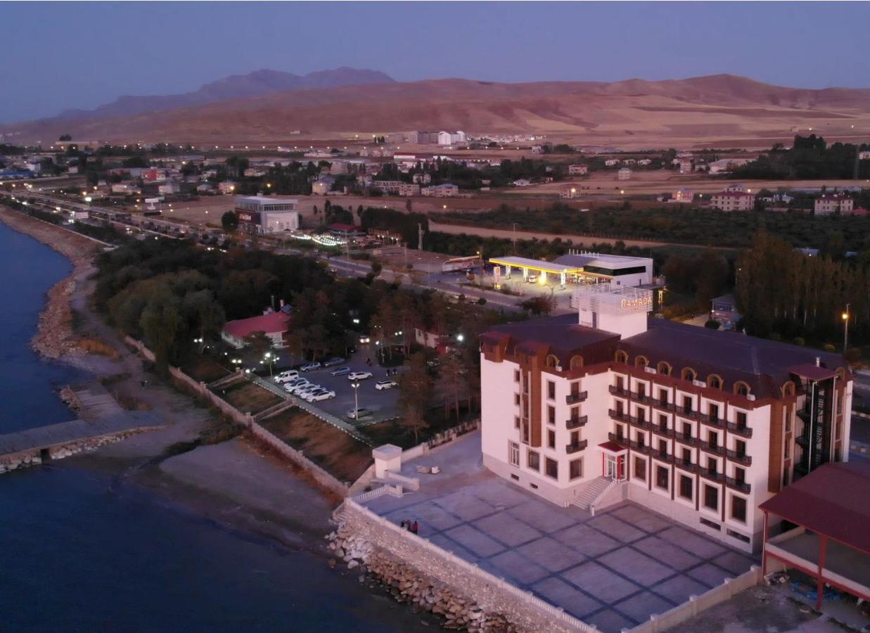 Ramada By Wyndham Van Exterior photo